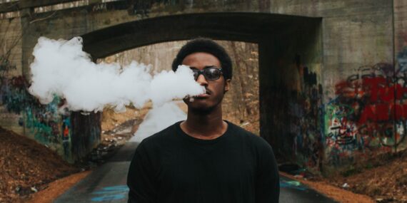 Hombre Vapeando cerca de un puente